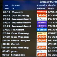 Milyen információk találhatók a repülőtér online tábláján?